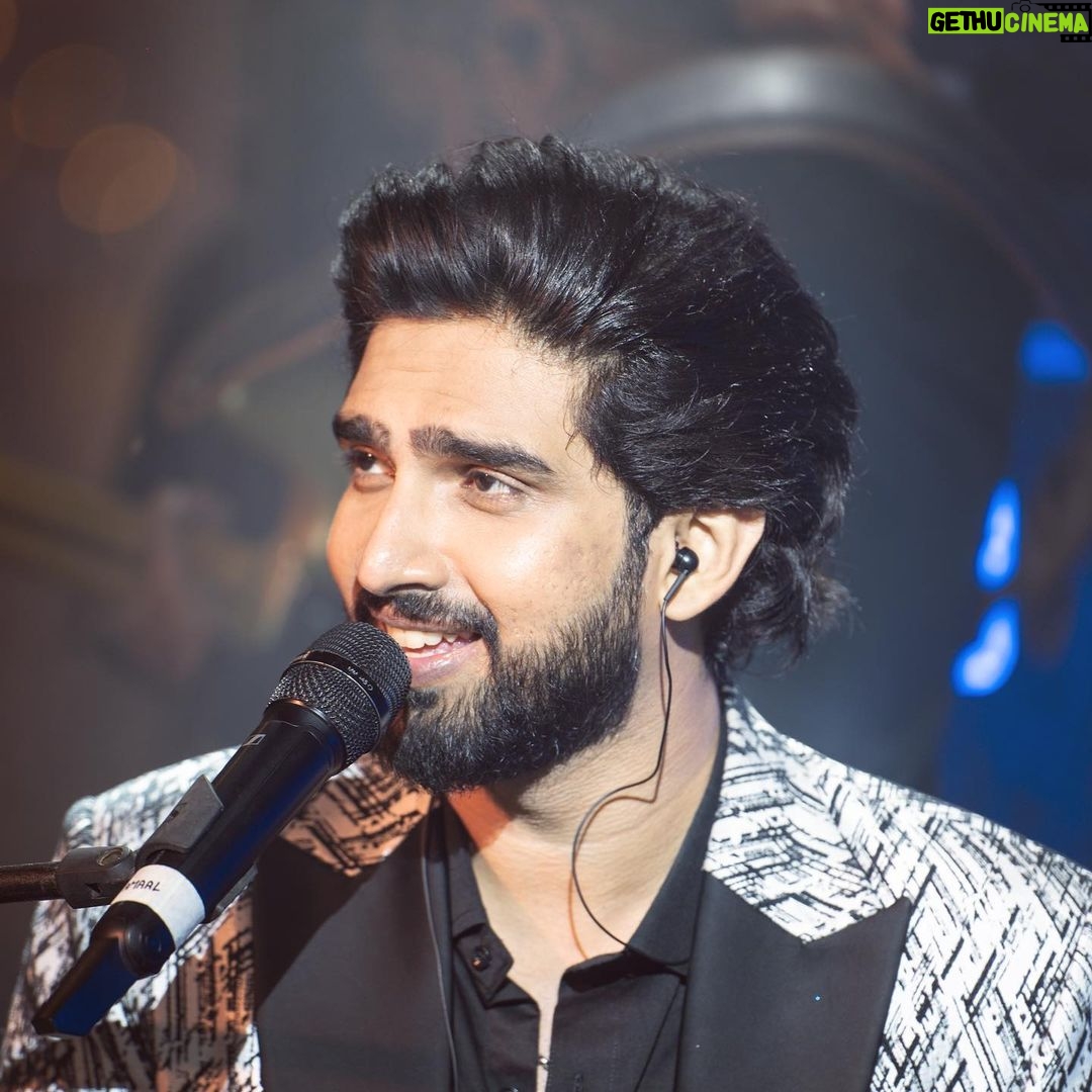 Amaal Mallik Instagram - Music expresses that which cannot be put into words & that which cannot remain silent ♥️🎵⠀ ⠀ ⠀ Stylist : @castelino_priyanka ⠀ Blazer : @motifbyudhaymahajan ⠀ Shirt & trouser : @laadoredesignerstudio⠀ Shoes : @mondarroshoes Hair & Makeup : @rahul_hmua