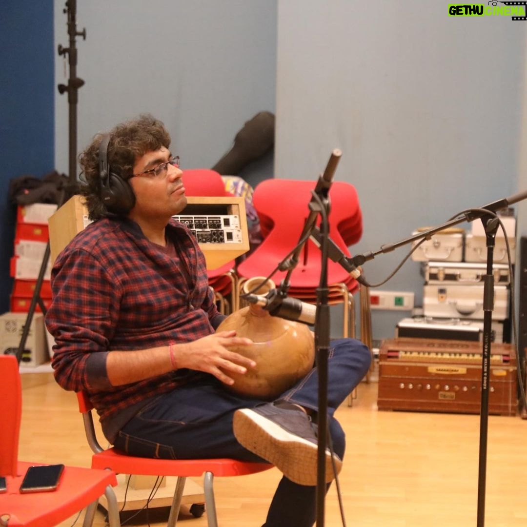 Amaal Mallik Instagram - This young, dynamic maestro and I have been together as 2 bodies & one soul ever since we first collaborated on #Naina and the journey continued with songs like #RokeNaRuke #TereMere #ChaleAana #GharSeNikalteHi #KyunRabba #JaanHaiMeri #HeerRaanjhana. He breaks boundaries and creates rhythmic ripples that play in the hearts of every Indian. The man who is the heartbeat of all my melodies…. @dipesh.varma 🔥 We coming together yet again for my next #Mohabbat ♥️🎵 #MohabbatBTS #AmaalMallik #DipeshVarma