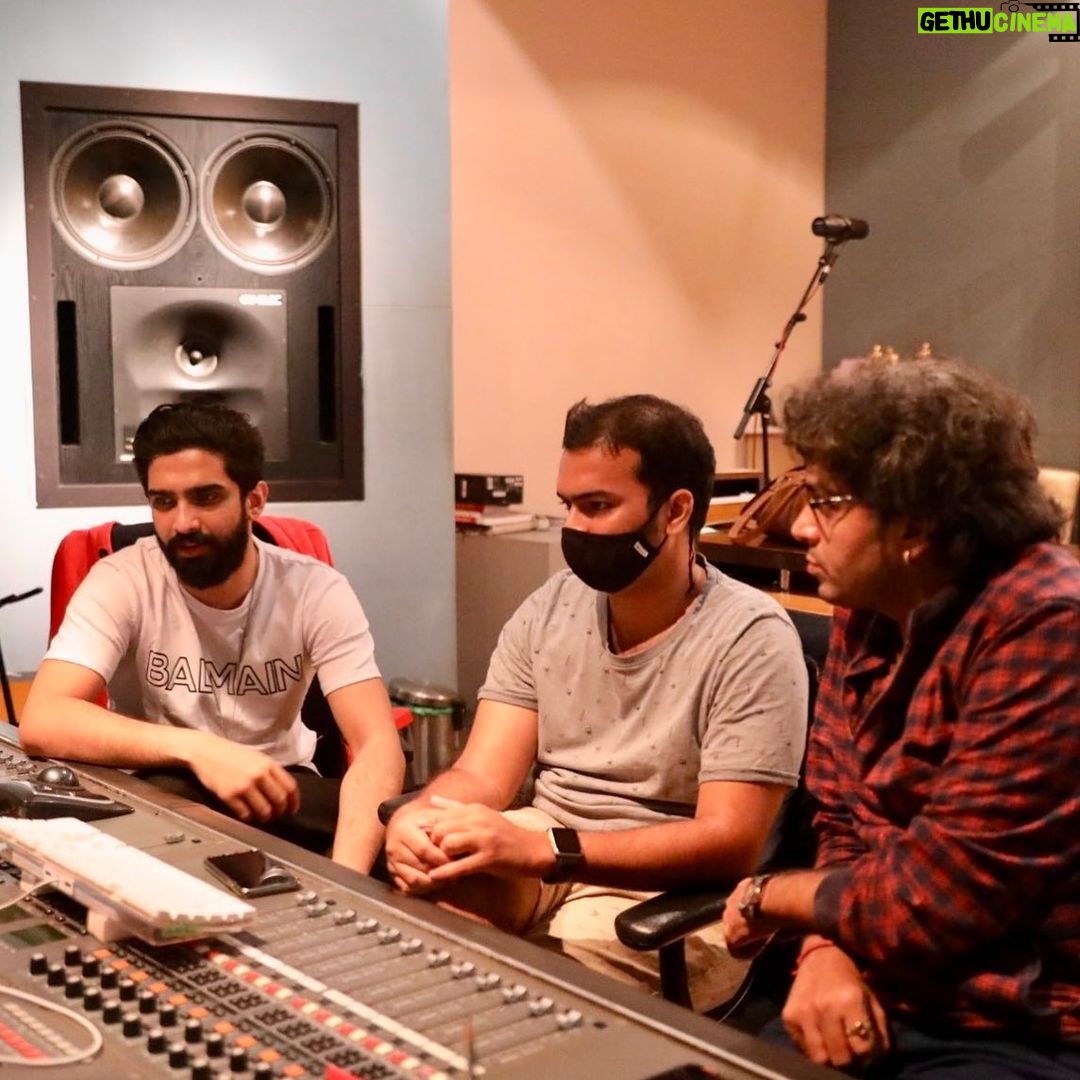 Amaal Mallik Instagram - This young, dynamic maestro and I have been together as 2 bodies & one soul ever since we first collaborated on #Naina and the journey continued with songs like #RokeNaRuke #TereMere #ChaleAana #GharSeNikalteHi #KyunRabba #JaanHaiMeri #HeerRaanjhana. He breaks boundaries and creates rhythmic ripples that play in the hearts of every Indian. The man who is the heartbeat of all my melodies…. @dipesh.varma 🔥 We coming together yet again for my next #Mohabbat ♥️🎵 #MohabbatBTS #AmaalMallik #DipeshVarma