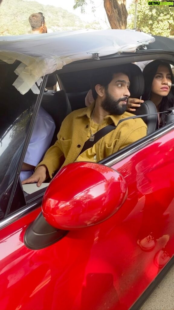 Amaal Mallik Instagram - Had the best time with these two bunnies on set🐰 One kept doing make up, one couldn’t understand how to drive the car and I was busy spoling my mood 🤣😮‍💨 Do you want a full behind the scenes video ? #No1Yaari #YaarDuniyaPeBhaari #Mcdowells #YaariVilla #BTS