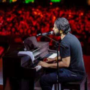 Amaal Mallik Instagram - Me & my inner self conversing just before the gig ‘Aaj hazaar log toh aayenge I hope.’

Universe : Nahi, sirf 50 hazaar !!!

Yes that was the actual turnout 🫶🏻

#AmaalMallikLive #Malda #WestBengal #WeTheBlessedMusic