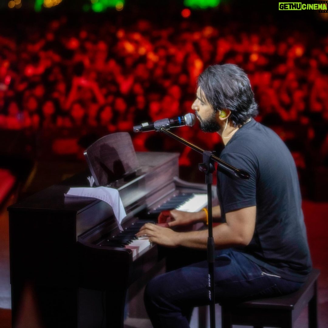 Amaal Mallik - 211.6K Likes - Me & my inner self conversing just before the gig ‘Aaj hazaar log toh aayenge I hope.’
Universe : Nahi, sirf 50 hazaar !!!
Yes that was the actual turnout 🫶🏻
#AmaalMallikLive #Malda #WestBengal #WeTheBlessedMusic