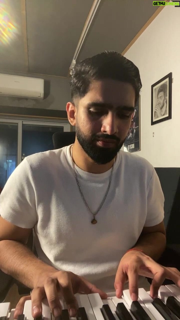 Amaal Mallik Instagram - Celebrating the first birthday of #PyaarEkTarfaa that turned into a longer singing session ♥️🎵