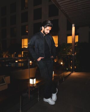 Amaal Mallik Instagram - What we do in life, echoes in eternity 🖤🎵

Styled by : @malvika_tater
Outfit : @nm_design_studio  @jackandjones  @benetton_india
📸 : @kartikkher @xo.visuals