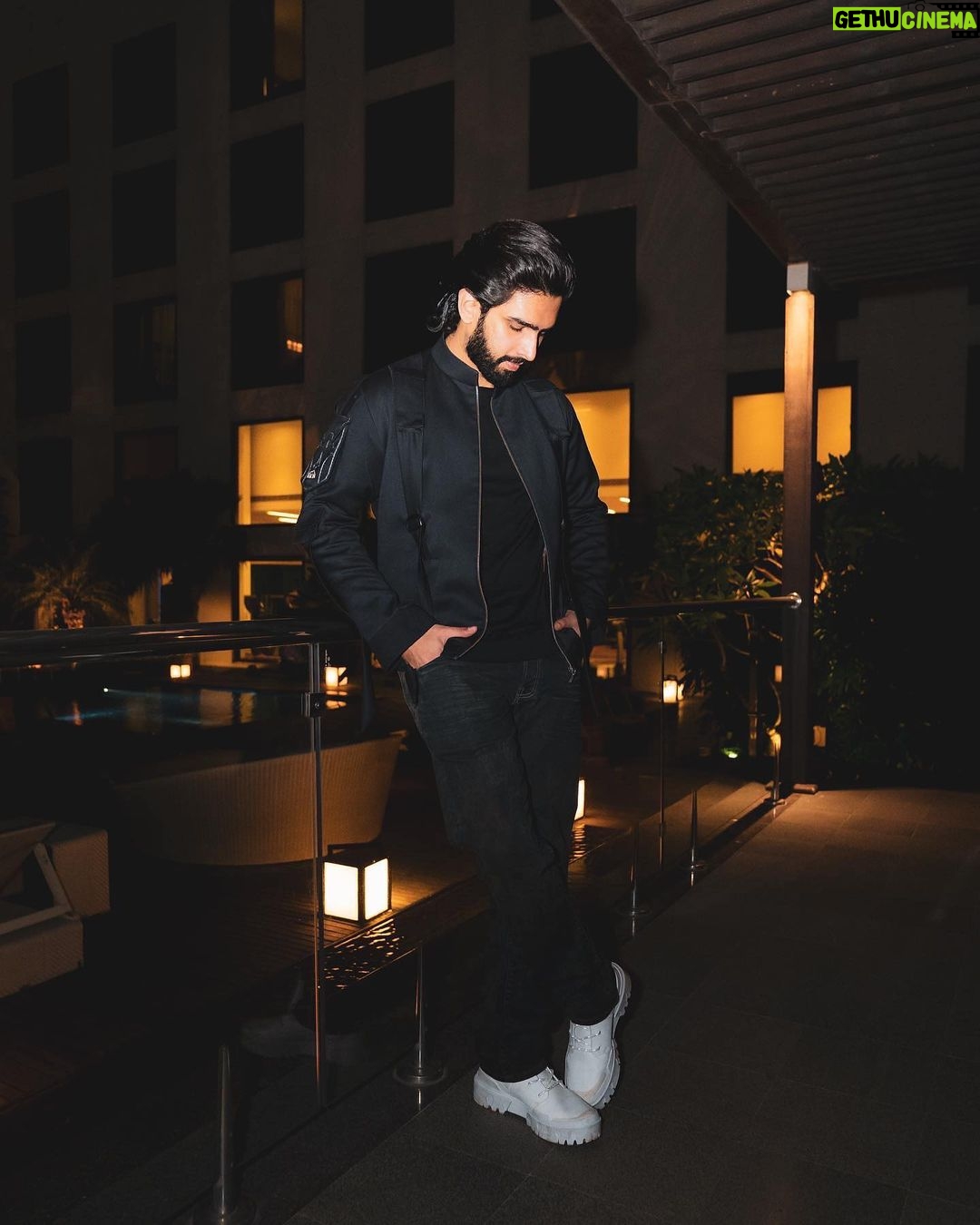 Amaal Mallik - 119.5K Likes - What we do in life, echoes in eternity 🖤🎵
Styled by : @malvika_tater
Outfit : @nm_design_studio @jackandjones @benetton_india
📸 : @kartikkher @xo.visuals