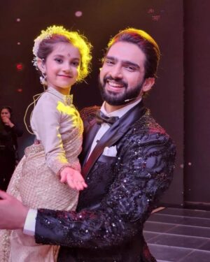 Amaal Mallik Instagram - Boys got swagger, men have style, but gentlemen have class.

Thank u so Much @amaal_mallik Bhaiya for such a sweet guesture.. 

PC : @sumbul_touqeer Thank u so so much dear. 😍🥰

#amaalmallik #ravivaarwithstarparivaar #rwsp #fun #reality #realityshow #starplus #❤️ #cute #handsomeboy #kevashefali #kevanians #keva #kevathestar #kevathestar_offical