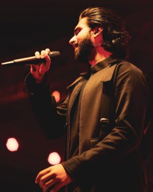 Amaal Mallik Instagram - What we do in life, echoes in eternity 🖤🎵

Styled by : @malvika_tater
Outfit : @nm_design_studio  @jackandjones  @benetton_india
📸 : @kartikkher @xo.visuals