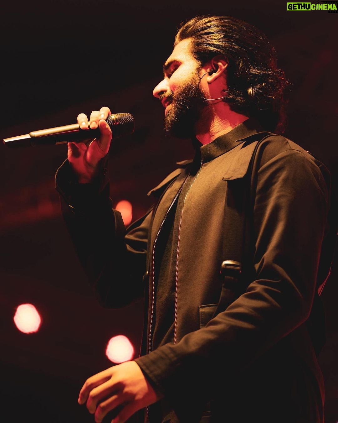 Amaal Mallik - 119.5K Likes - What we do in life, echoes in eternity 🖤🎵
Styled by : @malvika_tater
Outfit : @nm_design_studio @jackandjones @benetton_india
📸 : @kartikkher @xo.visuals