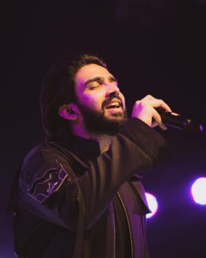 Amaal Mallik Instagram - What we do in life, echoes in eternity 🖤🎵

Styled by : @malvika_tater
Outfit : @nm_design_studio  @jackandjones  @benetton_india
📸 : @kartikkher @xo.visuals