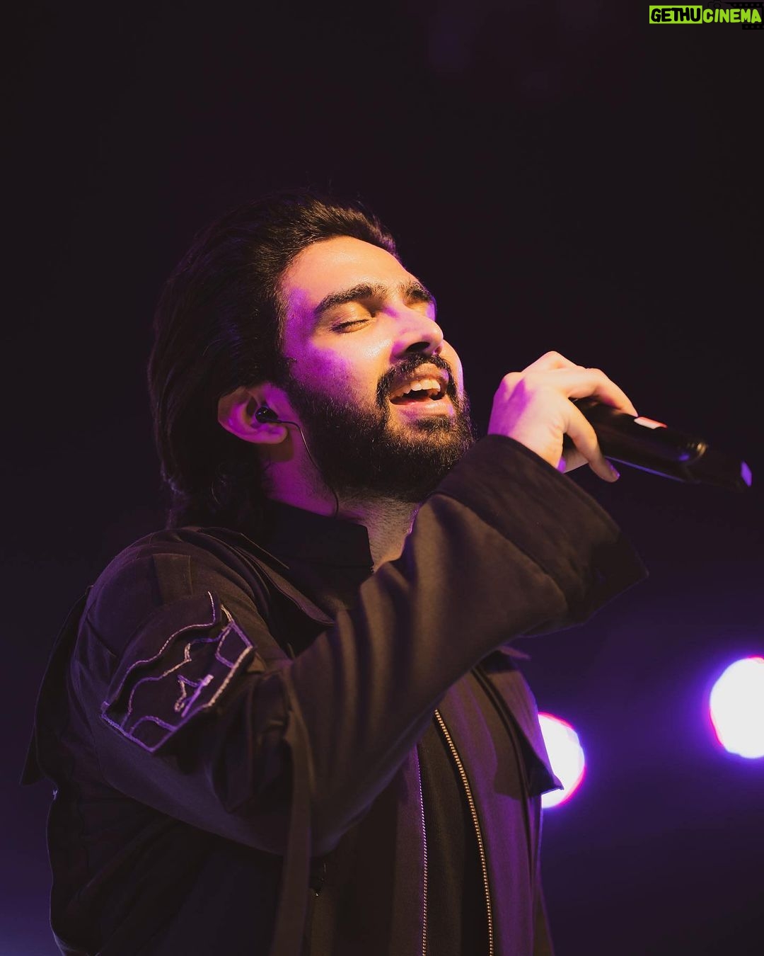 Amaal Mallik - 119.5K Likes - What we do in life, echoes in eternity 🖤🎵
Styled by : @malvika_tater
Outfit : @nm_design_studio @jackandjones @benetton_india
📸 : @kartikkher @xo.visuals