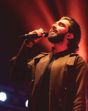 Amaal Mallik Instagram - What we do in life, echoes in eternity 🖤🎵

Styled by : @malvika_tater
Outfit : @nm_design_studio  @jackandjones  @benetton_india
📸 : @kartikkher @xo.visuals