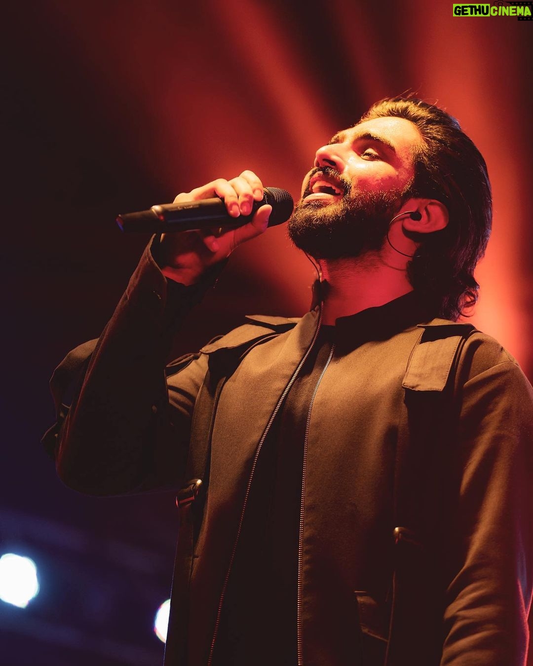 Amaal Mallik - 119.5K Likes - What we do in life, echoes in eternity 🖤🎵
Styled by : @malvika_tater
Outfit : @nm_design_studio @jackandjones @benetton_india
📸 : @kartikkher @xo.visuals