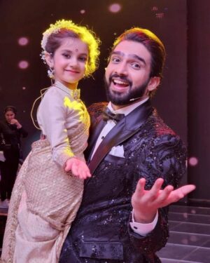 Amaal Mallik Instagram - Boys got swagger, men have style, but gentlemen have class.

Thank u so Much @amaal_mallik Bhaiya for such a sweet guesture.. 

PC : @sumbul_touqeer Thank u so so much dear. 😍🥰

#amaalmallik #ravivaarwithstarparivaar #rwsp #fun #reality #realityshow #starplus #❤️ #cute #handsomeboy #kevashefali #kevanians #keva #kevathestar #kevathestar_offical