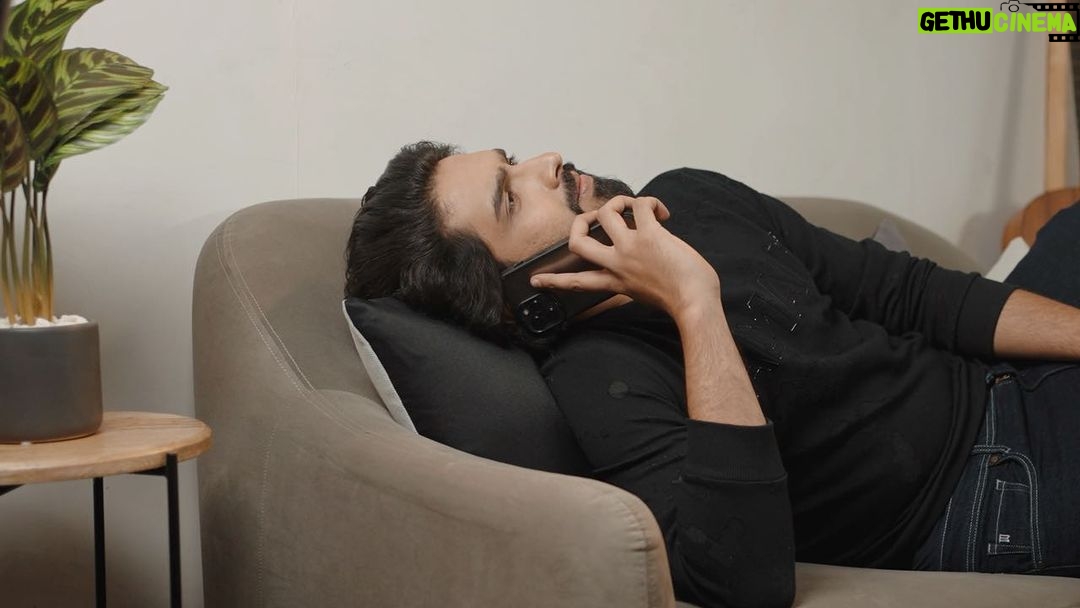 Amaal Mallik Instagram - Wanna know my favourite chill spots and the one loyal chair that keeps me productive and going ? Catch the vibe I’ve created with the help of @hometownindia 🏡♥️ New inspirations call for new spaces, check out HomeTown’s amazing range of stylish offerings to create your unique vibe and #MakeSpaceForNew