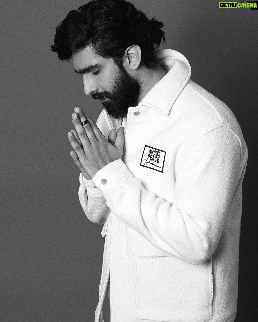 Amaal Mallik Instagram - Tu apni khubiyan dhundh Khaamiyan nikaal ne ke liye log haina Agar rakhna hai kadam toh aage rakh Pichhe khinchne ke liye log haina…. Sapne dekhne hain toh unche dekh Nicha dikhane ke liye log haina Tu apne andar junoon ki chingari bhadka Jalne ke liye log haina…. Pyaar karna hai toh kabhi khudse bhi kar Nafrat karne ke liye log haina Bharosa rakhna hai toh khud par rakh Shak karne ke liye log haina…. Agar banani hai toh yaadein bana Baatein banane ke liye log haina Tu bas sawarle khudko Aaina dikhane ke liye log haina…. Khud ki alag apni pehchaan bana Bheed mein chalne ke liye log haina Tu kuch karke dikha duniya ko Taaliyan bajaane ke liye log haina…. #3Million #Amaalians #FanFam