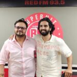 Amaal Mallik Instagram - Celebrating the release of my 100th song #TujheChaahtaHoonKyun at @redfmindia with one of the most loved people on the airwaves @rjrishikapoor 💯 Thank you brother for a splendid time & a very heartfelt interview. #Amaalians don’t forget to catch this wonderful chat ♥️🤘🏻 #AM100