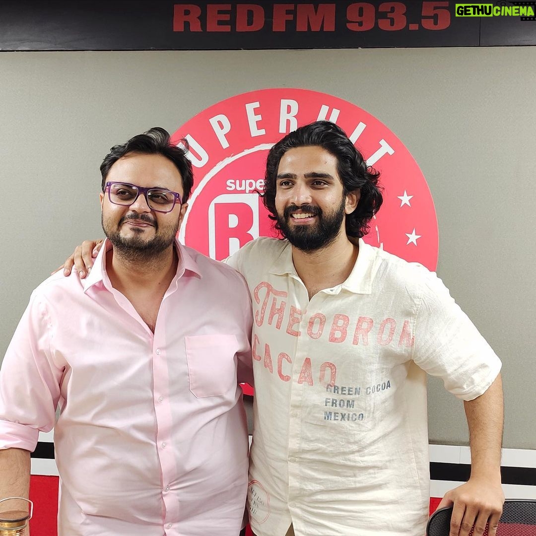 Amaal Mallik Instagram - Celebrating the release of my 100th song #TujheChaahtaHoonKyun at @redfmindia with one of the most loved people on the airwaves @rjrishikapoor 💯 Thank you brother for a splendid time & a very heartfelt interview. #Amaalians don’t forget to catch this wonderful chat ♥️🤘🏻 #AM100