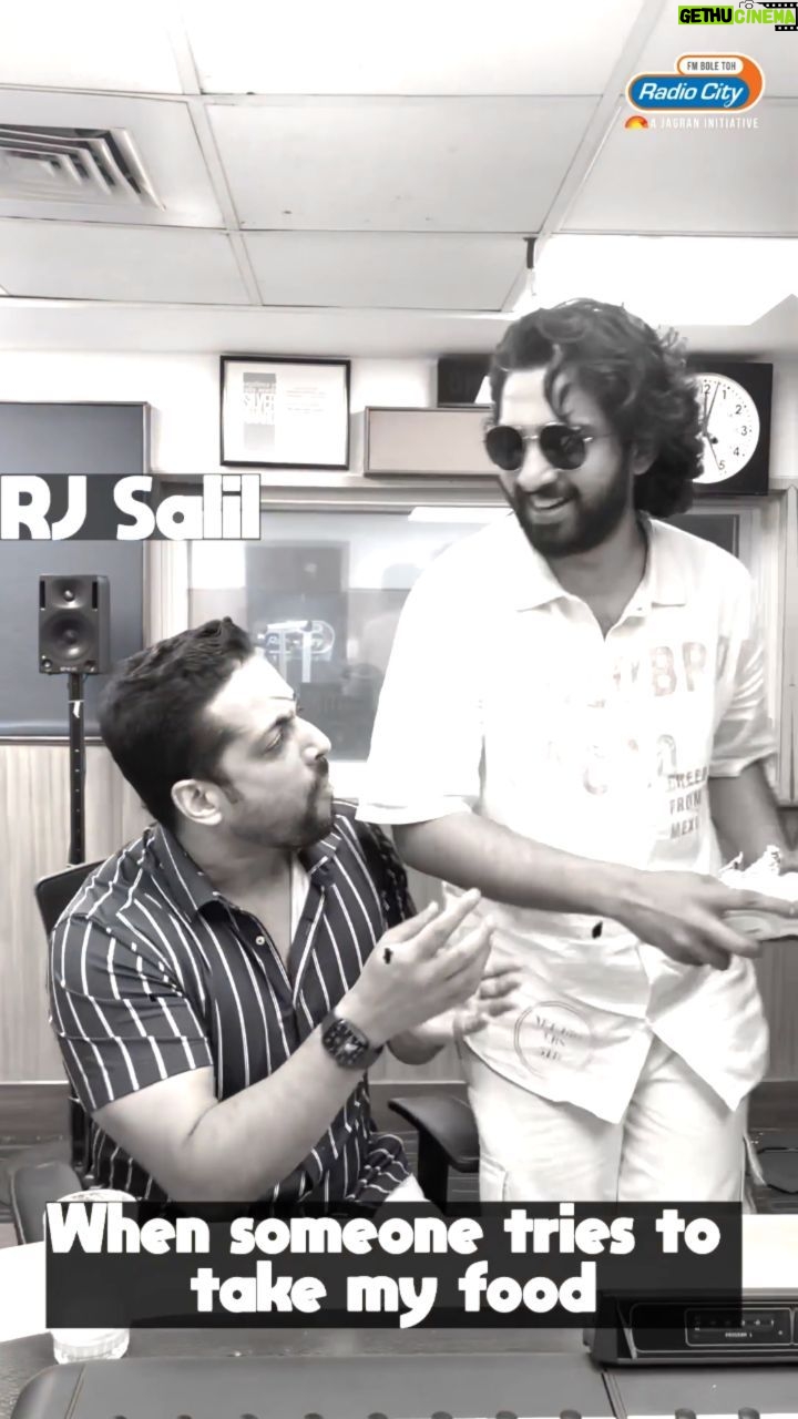 Amaal Mallik Instagram - Food is turu lob😍❤️ Tag a food lover...😜😋🍴@salilacharya Checkout @amaal_mallik's Latest Song Tujhe Chaahta Hoon Kyun Now #amaalmalik #amaalians #newsong #food #foodie #foodstagram #foodlover #reelsinsta #funny #viralreels #video #memes