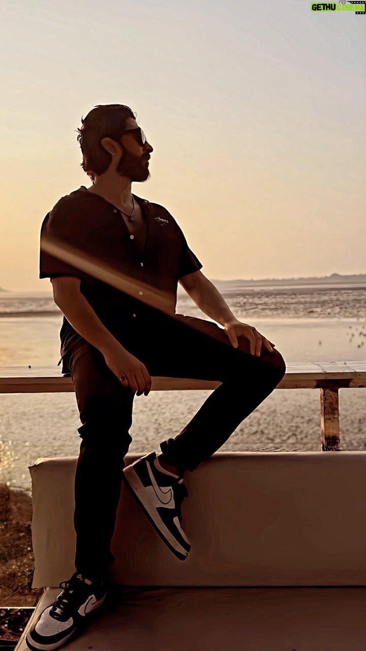 Amaal Mallik Instagram - It’s not just a sunset, it’s a moonrise too….