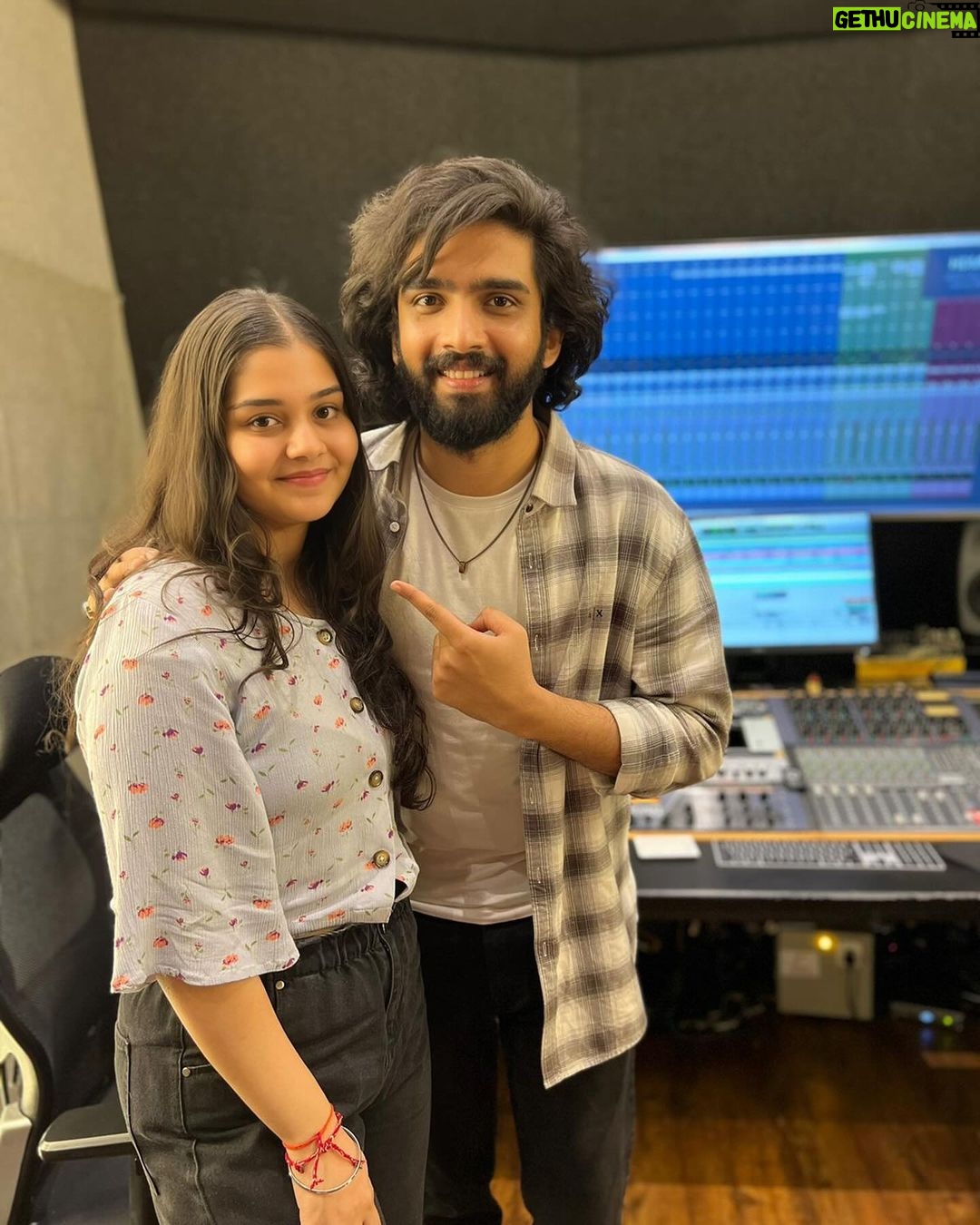Amaal Mallik - 128.4K Likes - The young & talented @aarianac makes her debut with the super fun, breezy melody of #ChoriChori and I am super happy to be her Co-Singer on this one 🙌🏻
The first time behind the mic isn’t easy and I’m proud of how she has got the pitch, the expressions, all the right nuances and feels throughout the song👌🏻
What makes this one even more special is that it has been composed by my father, the magician @daboomalik ♥️✨
Penned By : @pranshu.rai.29
The audio is streaming everywhere & I’d want all my #Amaalians to go and check this one out and make it a part of your playlist.
Let’s welcome the new kid on the block to the world of music🎶
#AarianaC #AmaalMallik