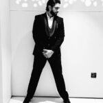 Amaal Mallik Instagram - Simplicity is the ultimate sophistication 🖤 #AmaalMallikLive #Bahrain Wardrobe : @malvika_tater Assistant : @vrutiiiiiiii Outfit : @kalkifashion Shoes : @aldo_shoes Hair : @kamiiige Makeup : @zeenatjaffer.official