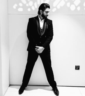 Amaal Mallik Instagram - Simplicity is the ultimate sophistication 🖤

#AmaalMallikLive #Bahrain 

Wardrobe : @malvika_tater 
Assistant : @vrutiiiiiiii
Outfit : @kalkifashion
Shoes : @aldo_shoes 
Hair : @kamiiige
Makeup : @zeenatjaffer.official