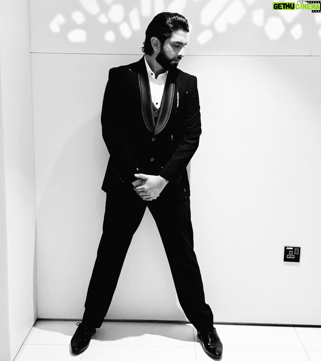 Amaal Mallik - 210.1K Likes - Simplicity is the ultimate sophistication 🖤
#AmaalMallikLive #Bahrain
Wardrobe : @malvika_tater
Assistant : @vrutiiiiiiii
Outfit : @kalkifashion
Shoes : @aldo_shoes
Hair : @kamiiige
Makeup : @zeenatjaffer.official