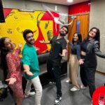 Amaal Mallik Instagram - With the king of music to the king of Bollywood. #amaalmallik #mirchiuae #dubai🇦🇪 #uae🇦🇪 #radio #bollywood #srk
