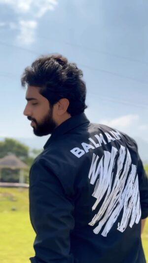 Amaal Mallik Instagram - #PyaarEkTarfaa completes 2 glorious years ♥️🎵

A big thank you to @manojmuntashir for giving me his best every single time.

This song will live on forever because of the beautiful everlasting poetry you have penned sir 🙏🏻

To my constant source of inspiration, both as an artist & for the human being she is : @shreyaghoshal for not just singing this one, but for the unwavering love & support she has bestowed upon me throughout my musical journey….Truly grateful for you 😇💙

@jasminbhasin2806 for being an amazing co-star. It was lovely to shoot this one with you & put it out for the world 💜

Thank You @tanmaayy @rohanjha22 @rayhaanpatni @hashimbachooali @sonymusicindia for making this dream come true 😘

#Jasmaal #AmaalMallik #JasminBhasin #WeTheBlessedMusic