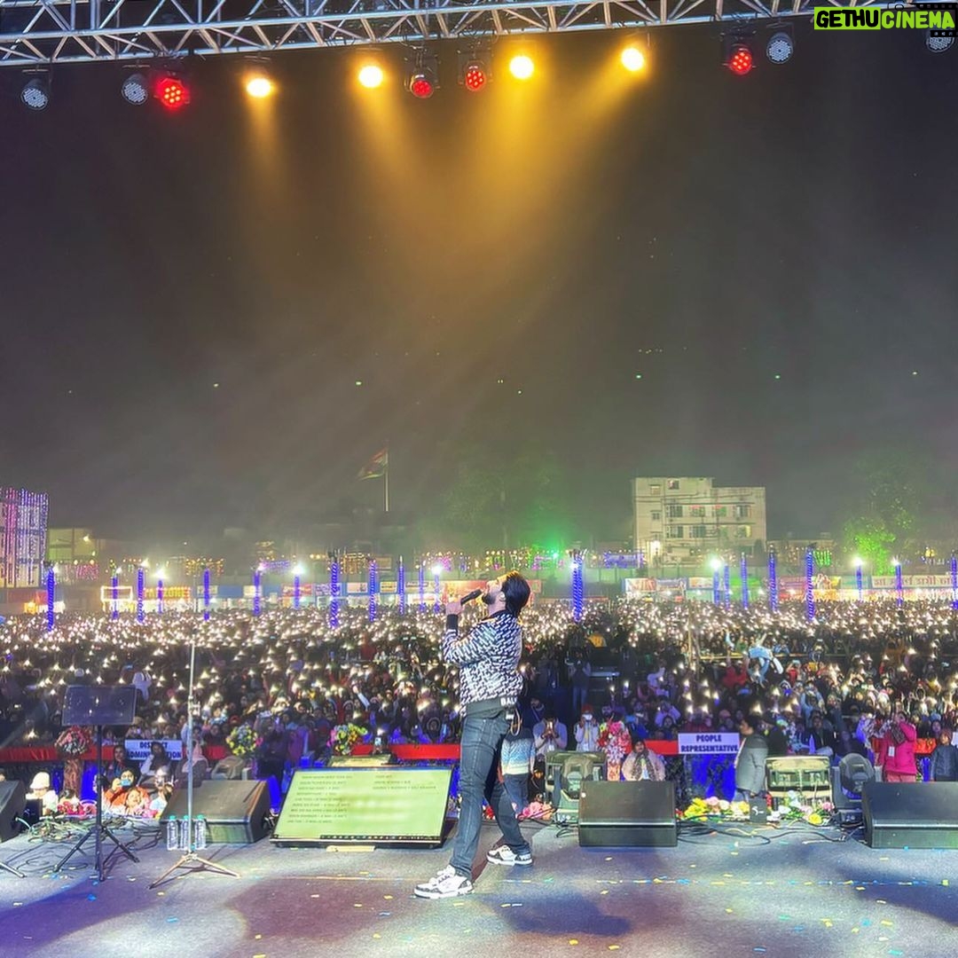 Amaal Mallik - 211.6K Likes - Me & my inner self conversing just before the gig ‘Aaj hazaar log toh aayenge I hope.’
Universe : Nahi, sirf 50 hazaar !!!
Yes that was the actual turnout 🫶🏻
#AmaalMallikLive #Malda #WestBengal #WeTheBlessedMusic