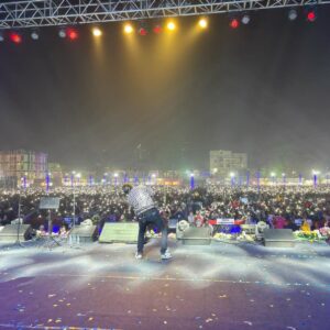 Amaal Mallik Instagram - Me & my inner self conversing just before the gig ‘Aaj hazaar log toh aayenge I hope.’

Universe : Nahi, sirf 50 hazaar !!!

Yes that was the actual turnout 🫶🏻

#AmaalMallikLive #Malda #WestBengal #WeTheBlessedMusic