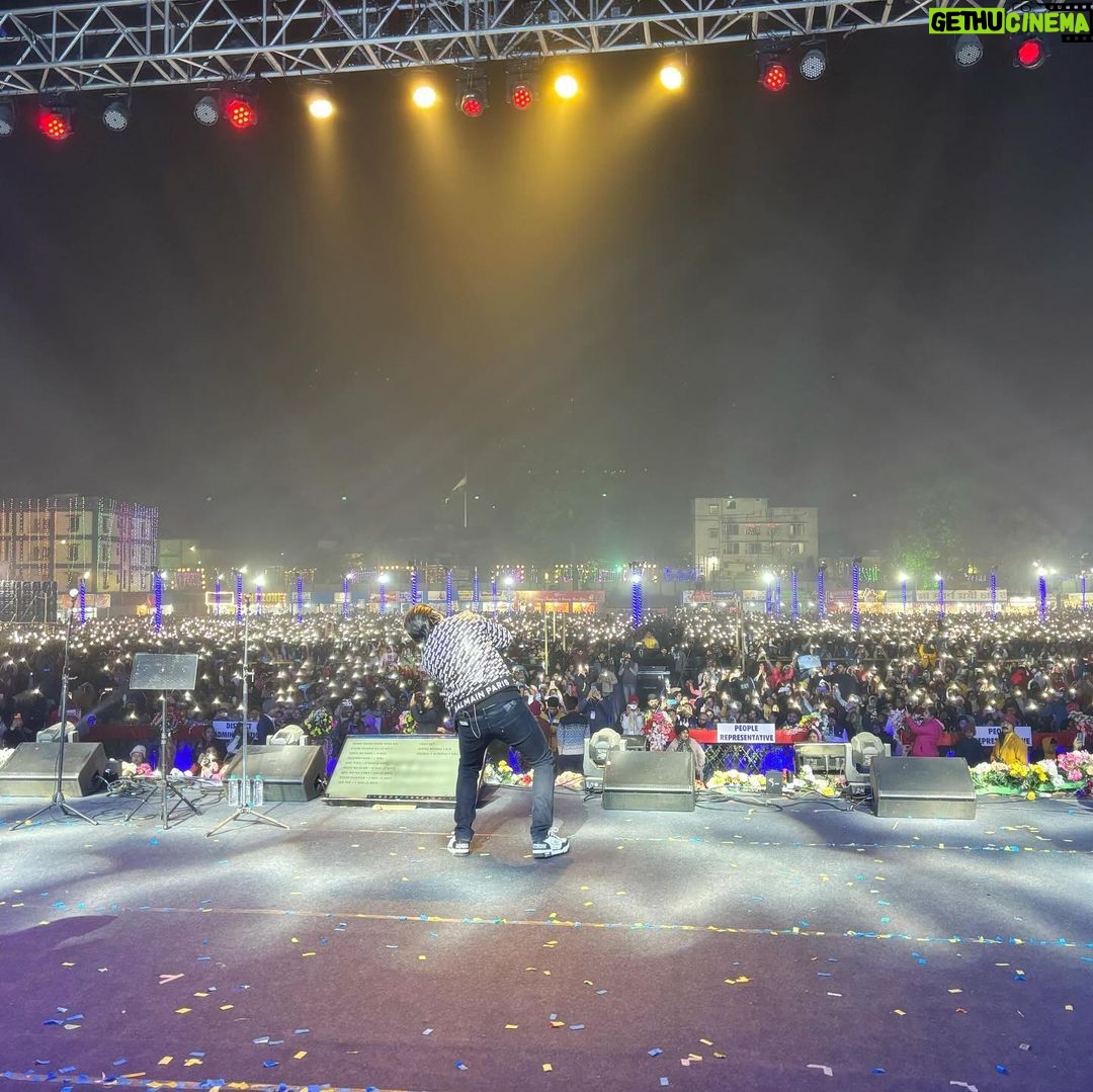 Amaal Mallik - 211.6K Likes - Me & my inner self conversing just before the gig ‘Aaj hazaar log toh aayenge I hope.’
Universe : Nahi, sirf 50 hazaar !!!
Yes that was the actual turnout 🫶🏻
#AmaalMallikLive #Malda #WestBengal #WeTheBlessedMusic