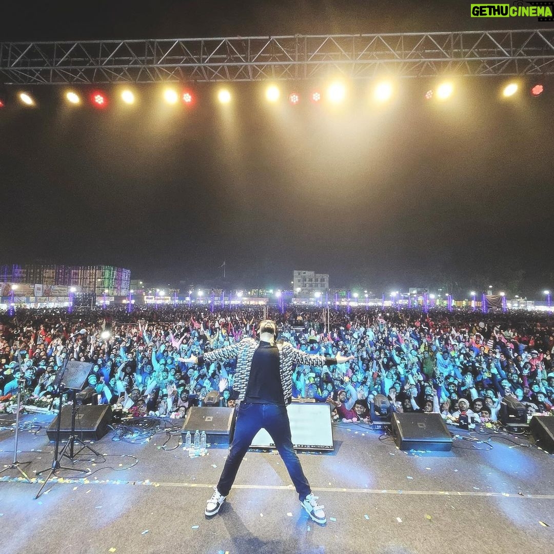 Amaal Mallik - 211.6K Likes - Me & my inner self conversing just before the gig ‘Aaj hazaar log toh aayenge I hope.’
Universe : Nahi, sirf 50 hazaar !!!
Yes that was the actual turnout 🫶🏻
#AmaalMallikLive #Malda #WestBengal #WeTheBlessedMusic
