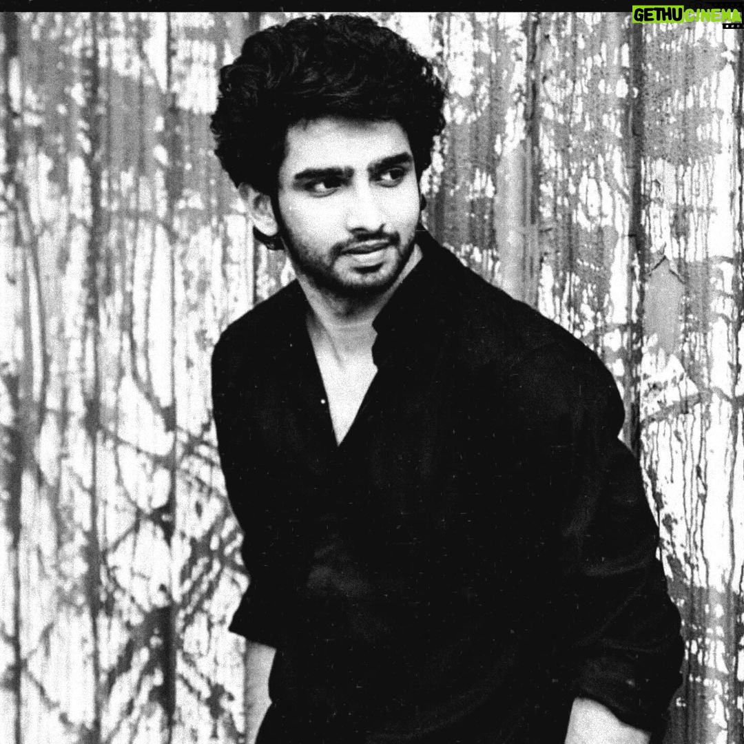 Amaal Mallik Instagram - It was this boy who knew he had somehting special within himself & that helped him make music that lives freely in the hearts of so many, without any expiry date. #SoorajDoobaHai single handedly made #EDM a thing in the Indian Film Industry & became a relatable genre for the Indian mainstream audiences namely #Bollywood #HindiMusic lovers🤘🏻♥️ It was anything but easy & almost impossible to get even a single person to believe in the song & let us put out our vision as we saw fit 😶🌫️ Thank you #BhushanKumar @tseriesfilms for letting us do that & even more; also a big hug to my director #VikramjeetSingh who picked the song when it was just a demo sung by me & the amazingly talented @shwetapandit7 whom I’m deeply indebted to for singing the scratch version of this song 🫡 Memories are flooding in as I’m writing this so here is another one that I remember : I was crossing my fingers & holding my maasi and mother’s hands all at once, praying & crying inside, hoping that out of all the stupendous soundtracks of that year, I must get the award home at any cost because it meant so damn much to my father 🥺 At this point my stomach was churning & I asked my self to just calm down & breathe, but I had so many questions going on in my head, like if I never get to see this kinda super success with a song again ? That night I won the black lady & till date it feels unreal. Finally I had my place under the sun & it made me enter into the history books as the 2nd youngest #Filmfare Music Award recipient after the legendary Rajesh Roshan Ji 🙏🏻 Fun Fact : The Original YouTube edit of #SDH is at 39 Million, and just yesterday the audio started trending on #Reels & the full version of the song crossed 100 Million views after 7 years (read that again) Charts really don’t matter if you win the hearts of people with no gimmicks, just your work 🙃♥️ The value and power a song holds is seen when you all sing it back to me, and that itself feels like a billion souls vibing together in what I’d call a group therapy. I guess @kumaarofficial paaji & I taught the world how to be a little #Matlabi & how life is much more than what meets the eye 🎉🥳 Pt.4