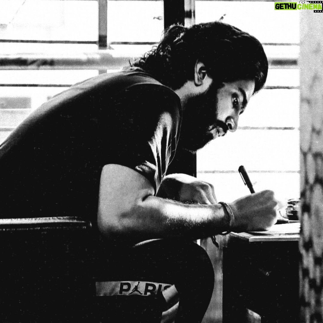 Amaal Mallik Instagram - It was this boy who knew he had somehting special within himself & that helped him make music that lives freely in the hearts of so many, without any expiry date. #SoorajDoobaHai single handedly made #EDM a thing in the Indian Film Industry & became a relatable genre for the Indian mainstream audiences namely #Bollywood #HindiMusic lovers🤘🏻♥️ It was anything but easy & almost impossible to get even a single person to believe in the song & let us put out our vision as we saw fit 😶🌫️ Thank you #BhushanKumar @tseriesfilms for letting us do that & even more; also a big hug to my director #VikramjeetSingh who picked the song when it was just a demo sung by me & the amazingly talented @shwetapandit7 whom I’m deeply indebted to for singing the scratch version of this song 🫡 Memories are flooding in as I’m writing this so here is another one that I remember : I was crossing my fingers & holding my maasi and mother’s hands all at once, praying & crying inside, hoping that out of all the stupendous soundtracks of that year, I must get the award home at any cost because it meant so damn much to my father 🥺 At this point my stomach was churning & I asked my self to just calm down & breathe, but I had so many questions going on in my head, like if I never get to see this kinda super success with a song again ? That night I won the black lady & till date it feels unreal. Finally I had my place under the sun & it made me enter into the history books as the 2nd youngest #Filmfare Music Award recipient after the legendary Rajesh Roshan Ji 🙏🏻 Fun Fact : The Original YouTube edit of #SDH is at 39 Million, and just yesterday the audio started trending on #Reels & the full version of the song crossed 100 Million views after 7 years (read that again) Charts really don’t matter if you win the hearts of people with no gimmicks, just your work 🙃♥️ The value and power a song holds is seen when you all sing it back to me, and that itself feels like a billion souls vibing together in what I’d call a group therapy. I guess @kumaarofficial paaji & I taught the world how to be a little #Matlabi & how life is much more than what meets the eye 🎉🥳 Pt.4
