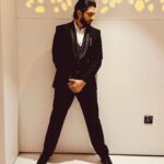 Amaal Mallik Instagram - Simplicity is the ultimate sophistication 🖤 #AmaalMallikLive #Bahrain Wardrobe : @malvika_tater Assistant : @vrutiiiiiiii Outfit : @kalkifashion Shoes : @aldo_shoes Hair : @kamiiige Makeup : @zeenatjaffer.official