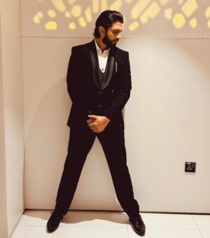 Amaal Mallik Instagram - Simplicity is the ultimate sophistication 🖤

#AmaalMallikLive #Bahrain 

Wardrobe : @malvika_tater 
Assistant : @vrutiiiiiiii
Outfit : @kalkifashion
Shoes : @aldo_shoes 
Hair : @kamiiige
Makeup : @zeenatjaffer.official