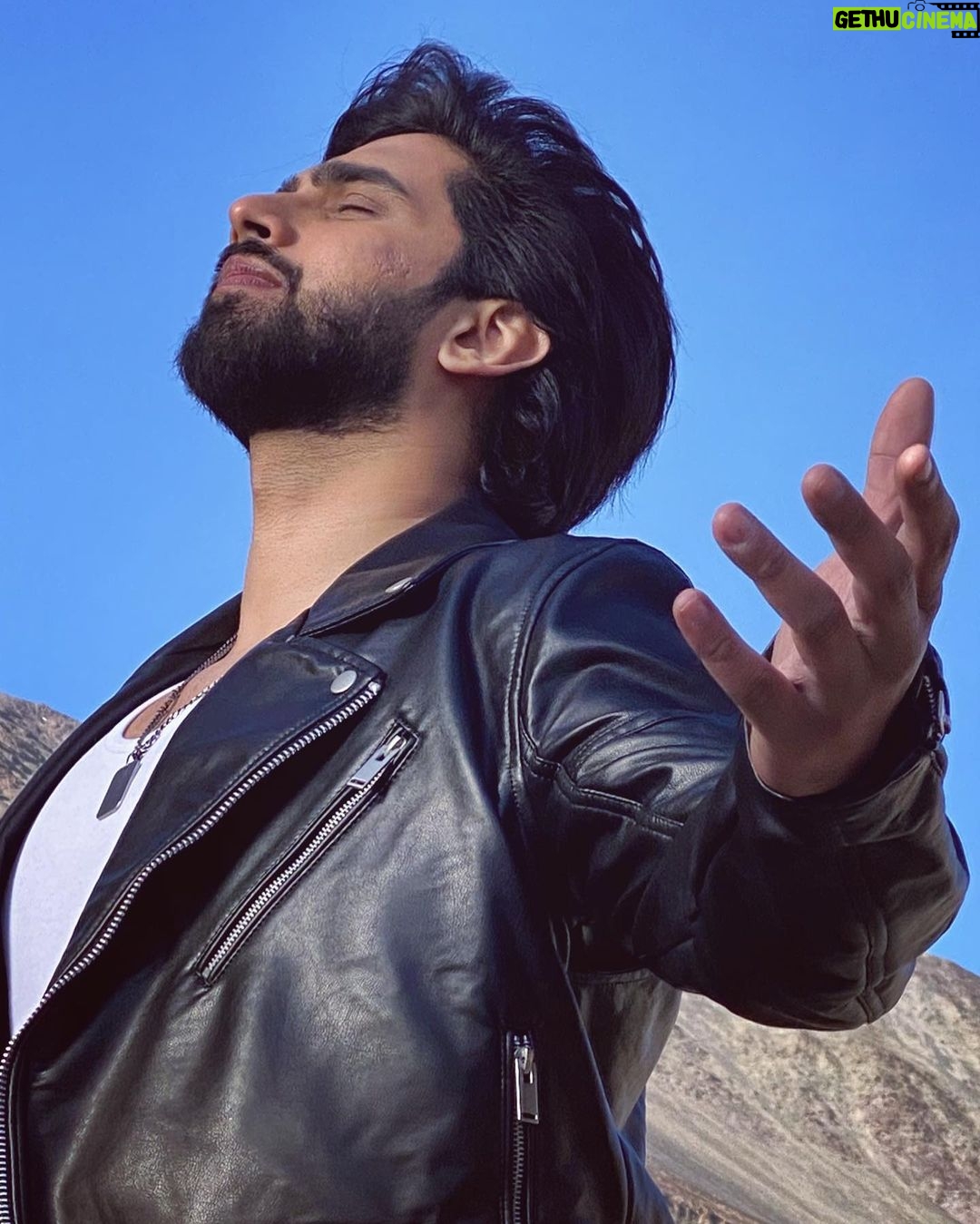 Amaal Mallik - 205.9K Likes - Jo ho baat yeh, Mere haath mein…
Toh main har janam mein tujhe maang loon….
Jahaan se kabhi, Chala jaun main…
Samajhna tere saath hoon….
#KasamSe winning hearts all over ♥️
#TrendingSongs #AM112 #WeTheBlessedMusic #reelsinstagram