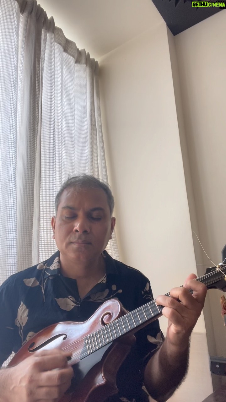 Amaal Mallik Instagram - “Mohabbat” A beautiful song.. composer singer- @amaal_mallik ❤️ originally Mandolin and others strokes instruments played by @mandolintapas , Mandolin made by @krutz_strings