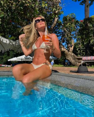 Amanda Holden Instagram - Almost 3 million of you have already watched Series 2 of #ItalianJob over the last 24 hours so I’m raising a glass to celebrate + say THANK YOU 🥰 Catch up (or binge watch!) the whole series on @bbciplayer this week or Episode 2 is on BBC1 next Friday. Raising money again for @bbccin & @comicrelief 🙏🏼 PS - Another blooper for you here 😂 Please let @chattyman & I know your favourite bits - we love reading all your messages! 🇮🇹 #AmandaAndAlan@m