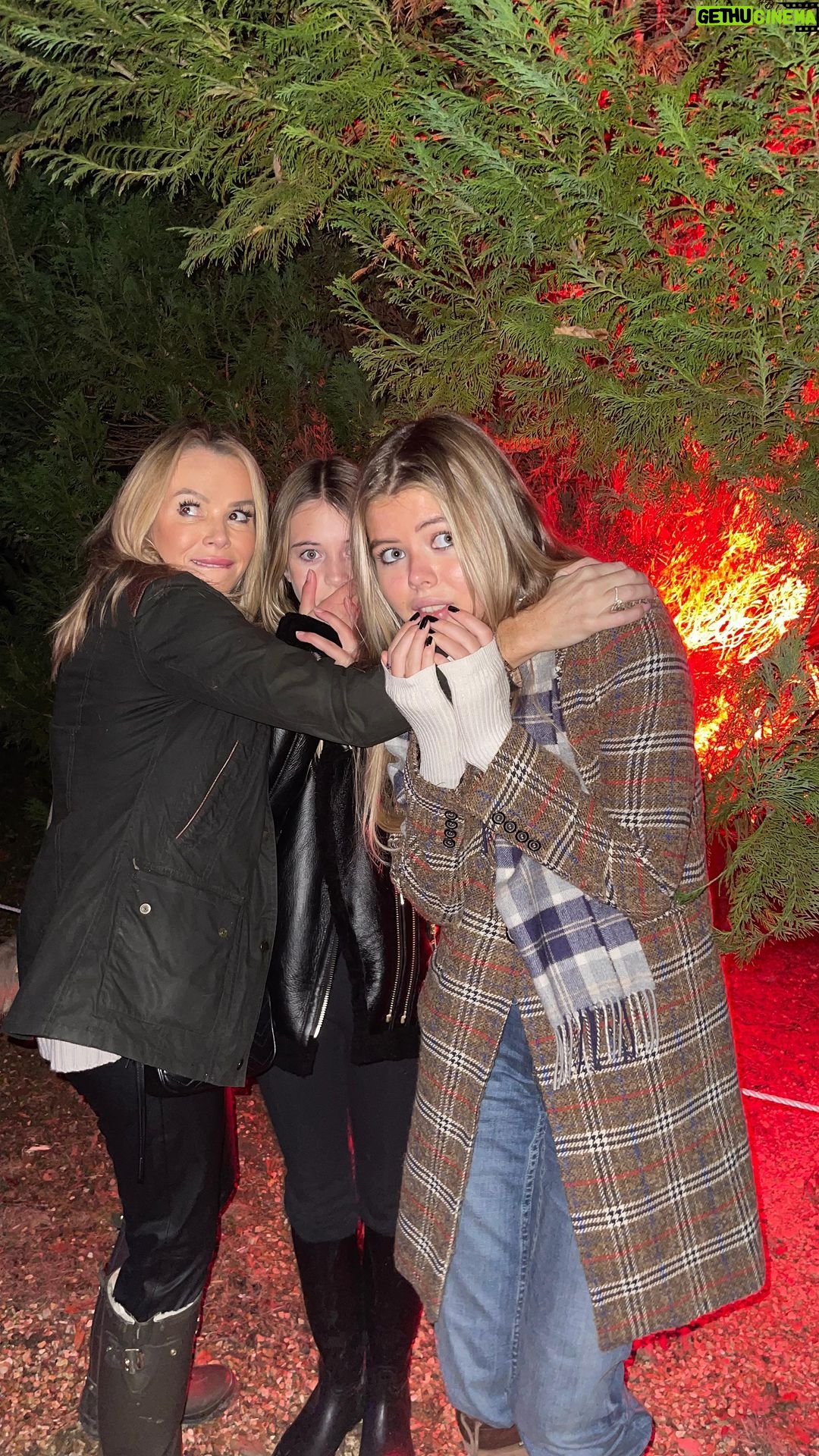 Amanda Holden Instagram - Loving the darker nights ..= red wine , fires , pumpkins and snuggles