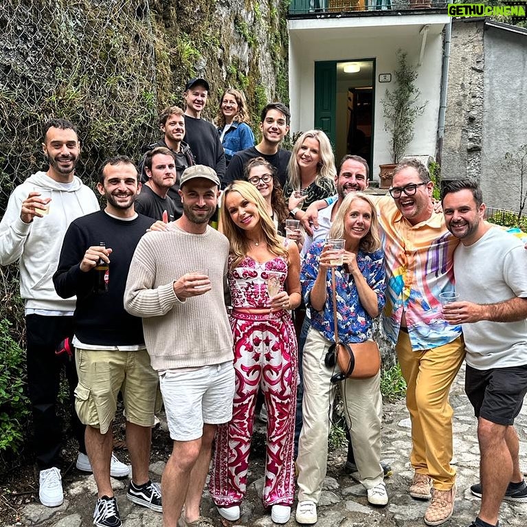 Amanda Holden Instagram - Second series of #amandaandalansitalianjob in the can💪🏽🇮🇹 this is the best team!! And the best @chattyman ❤️ Can’t wait for you all to see it 🥂