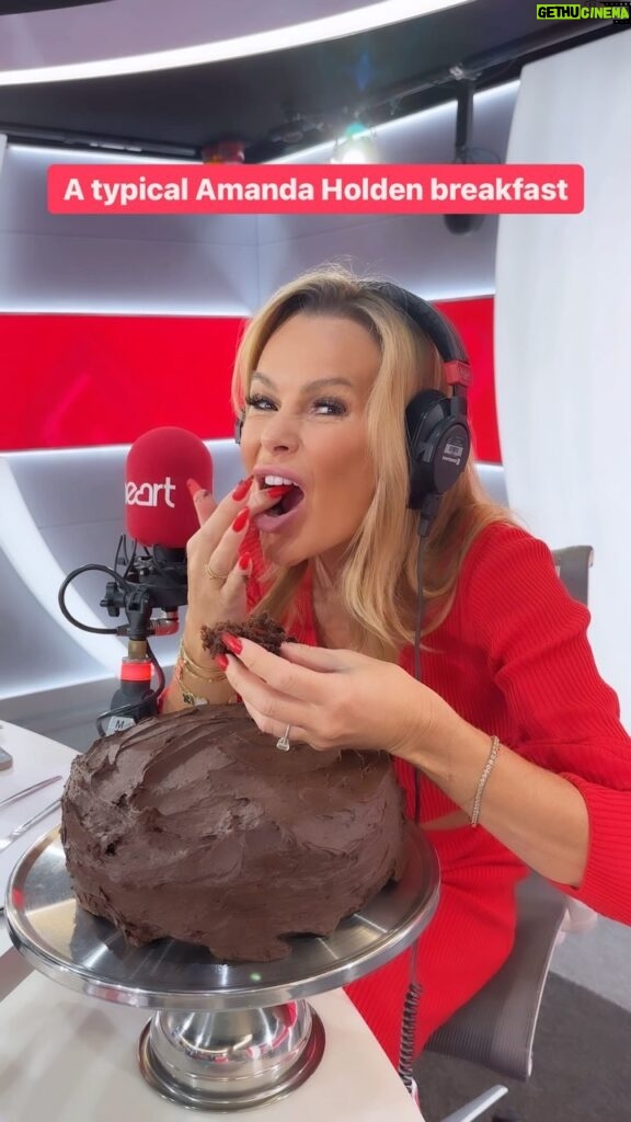 Amanda Holden Instagram - Let them eat cake! 🤣 @noholdenback
