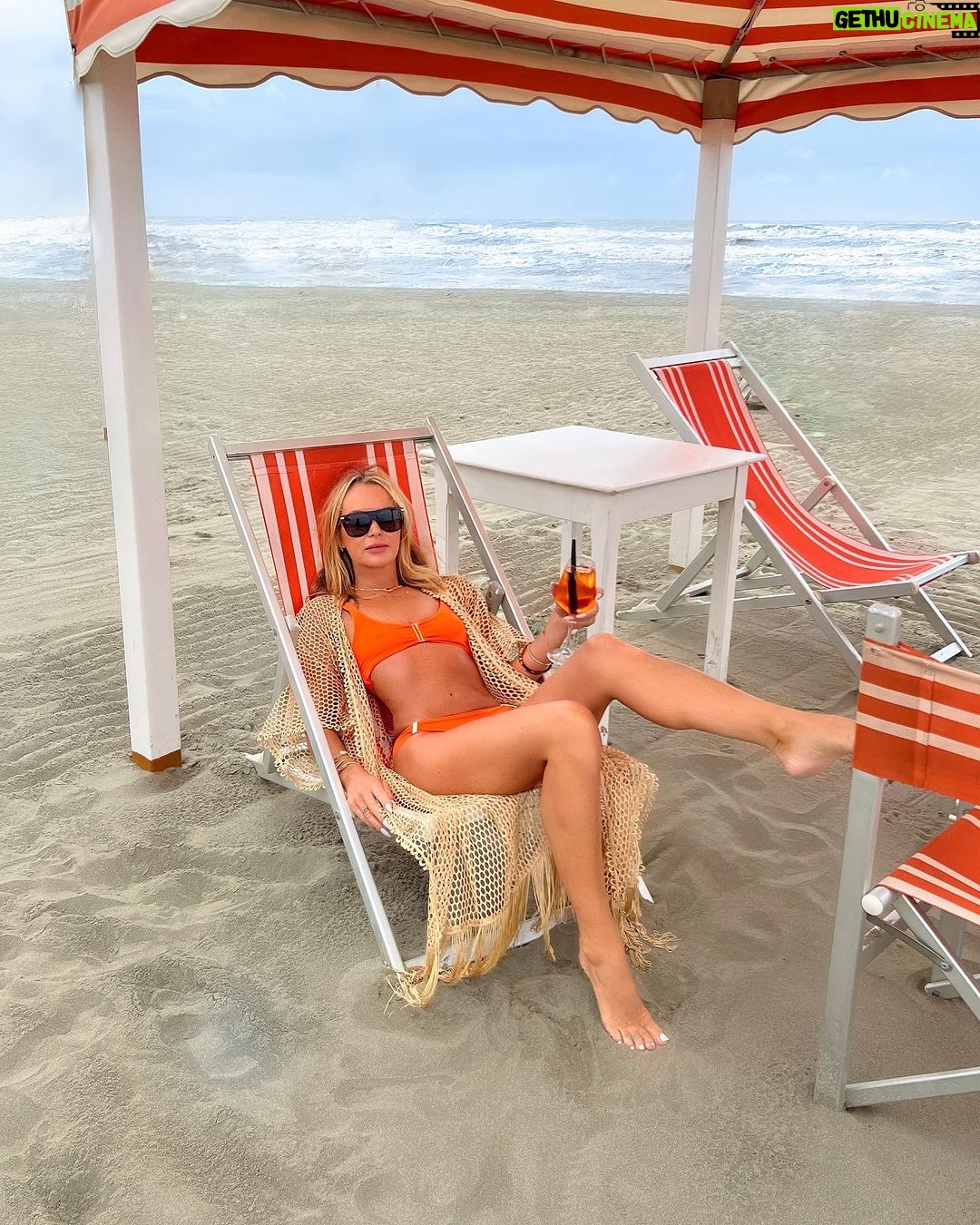 Amanda Holden Instagram - Forte dei Marmi 🍊