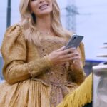 Amanda Holden Instagram - #ad 👑 All hail the Queen!! Fun, challenging, playful… and the game is great too 😉 A #royalmatch made in heaven. Go on, download the game everyone is talking about! @royalmatch