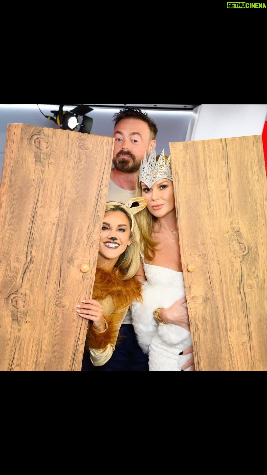 Amanda Holden Instagram - #worldbookday The lion The witch and The wardrobe 😂👆🏼