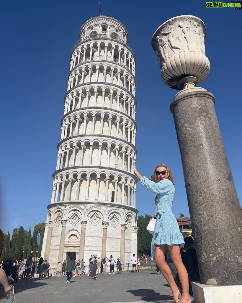 Amanda Holden Instagram - Holden up the leaning tower of Pisa .. #tourist #lols 😂