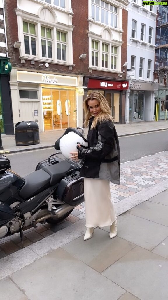 Amanda Holden Instagram - Only way to travel when you’re in a rush to get to @bootsuk