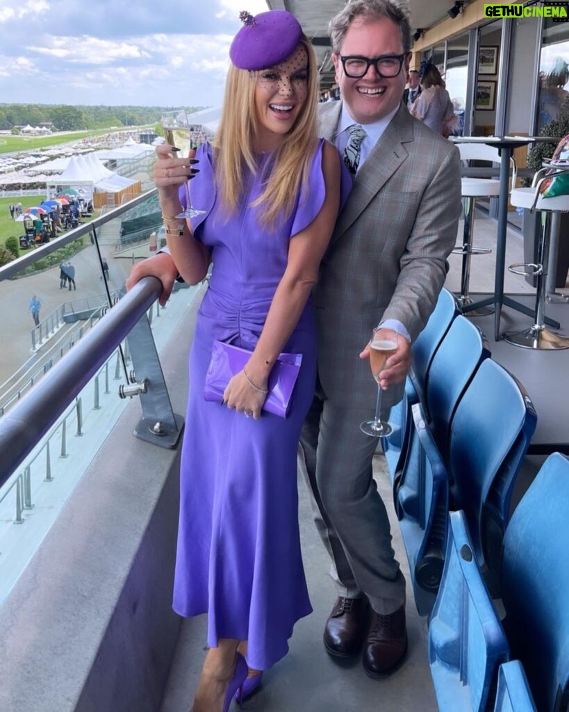 Amanda Holden Instagram - @chattyman with his favourite Nag #RoyalAscot #racingwithpride @itv @itvxofficial 🎩@victoriagrant x @stephenwebsterjewellery collab