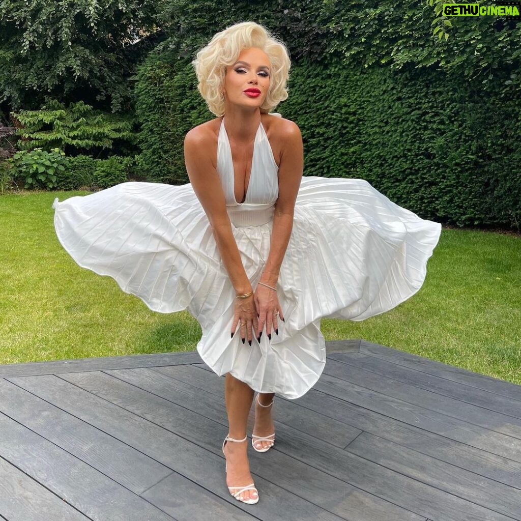 Amanda Holden Instagram - #marilynmonroe for a special birthday party ❤️